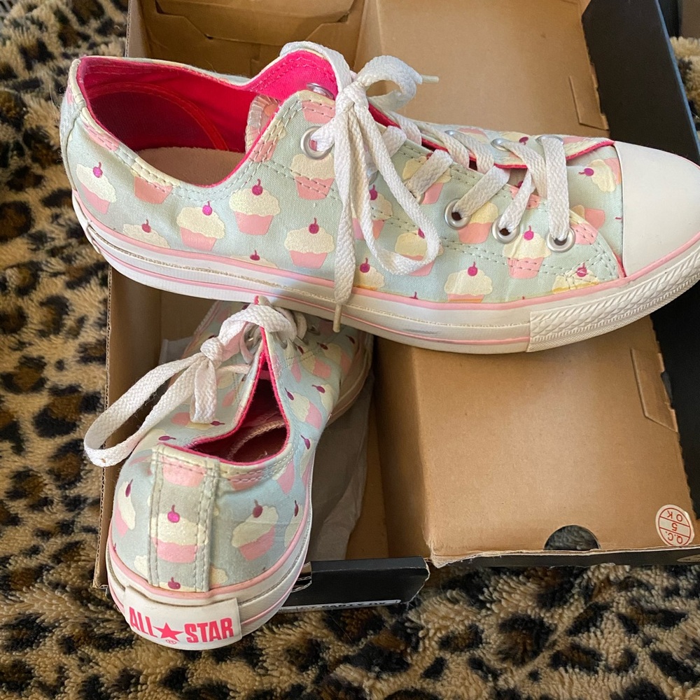 Womens Converse Party Cupcakes Low Tops, like new, size 9
